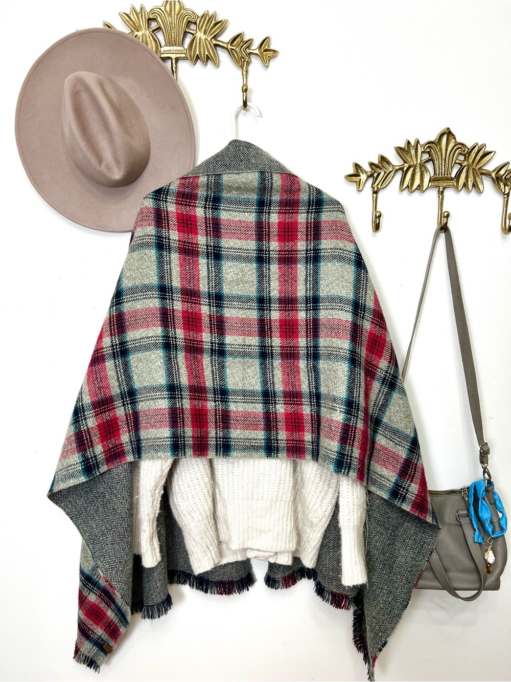 ROOTS Beautiful cozy plaid scarf/shawl - Picture 3 of 7